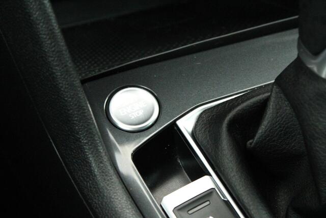 Volkswagen TIGUAN 1.5 TSI 150pk DSG R-Line Business+ Trekhaak Camera Keyless Stoelverwarming Virtual Cockpit Navigatie