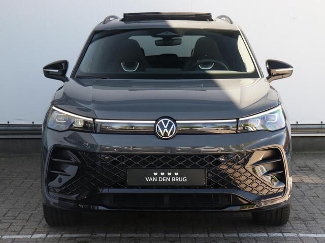 Volkswagen TIGUAN 1.5 eTSI R-Line | Panoramadak | Black style | Dodehoekdetectie | Camera | Massagestoelen |
