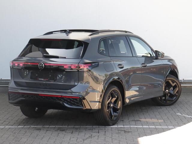 Volkswagen TIGUAN 1.5 eTSI R-Line | Panoramadak | Black style | Dodehoekdetectie | Camera | Massagestoelen |