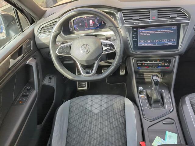 Volkswagen TIGUAN 1.5 TSI 2x R-Line / AUTOMAAT/ PANO/ 360 CAMERA/ PARK. SENSOREN/ HEAD-UP DISPLAY/ DIGITAL DASHBOARD/ ELEK. ACHTERKLEP/ DODE HOEK/ 20" LMV