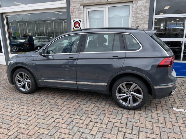 Volkswagen TIGUAN 1.4 TSI eHybrid R-Line / AUTOMAAT/ 2X R-LINE/ 245 PK / ELEKTR. TREKHAAK/ 19" LMV/ HEAD-UP DISPLAY/ DIGITAL DASH/ ADAPT. CRUISE/ PARK. SENSOREN + CAMERA/ APP-CONNECT/ NAVI/ 3-ZONE CLIMA/ STOEL-STUUR VERWARM.