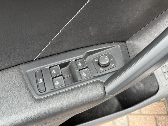 Volkswagen TIGUAN 1.4 TSI eHybrid R-Line / AUTOMAAT/ 2X R-LINE/ 245 PK / ELEKTR. TREKHAAK/ 19" LMV/ HEAD-UP DISPLAY/ DIGITAL DASH/ ADAPT. CRUISE/ PARK. SENSOREN + CAMERA/ APP-CONNECT/ NAVI/ 3-ZONE CLIMA/ STOEL-STUUR VERWARM.