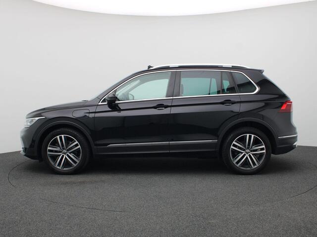 Volkswagen TIGUAN 1.4 TSI eHybrid Elegance 245PK DSG Pano-Schuifdak, Adaptieve Cruise Controle, Side Assist, Achteruitrijcamera, Stoel-Stuurverwarming, Elektr. Achterklep, Trekhaak, 19" LM Velgen