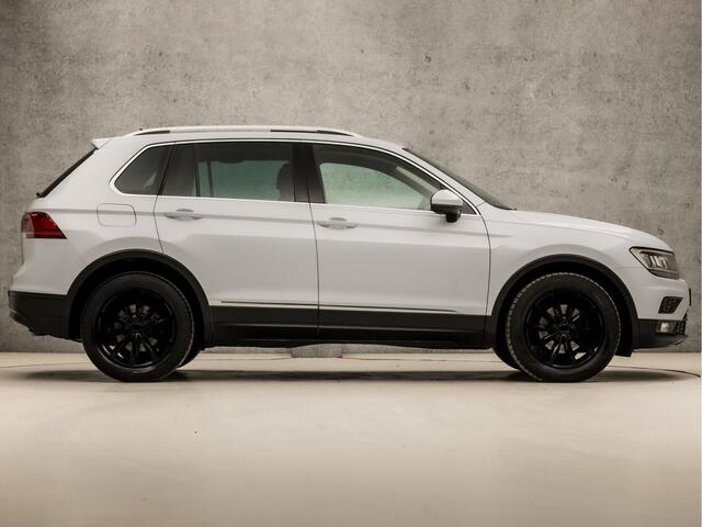Volkswagen TIGUAN 1.5 TSI ACT Sportline Business 150Pk Automaat (PANORAMADAK, APPLE CARPLAY, GROOT NAVI, LED KOPLAMPEN, KEYLESS, LEDEREN SPORTSTOELEN, STOELVERWARMING, ADAPTIVE CRUISE, ELEK ACHTERKLEP, GETINT GLAS, NIEUWSTAAT)