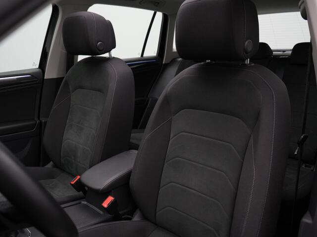 Volkswagen TIGUAN Elegance Business 1.4 TSI 245 pk DSG eHybrid | Panoramadak | Trekhaak | Navigatie Discover Pro | Rondomzicht camera | Stuur-/stoelverwarming | IQ Light
