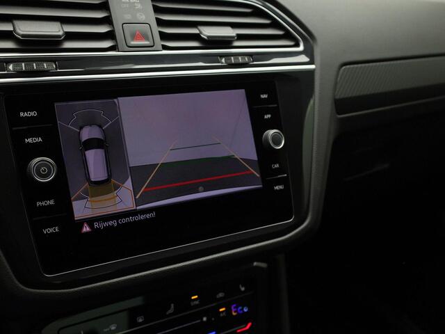 Volkswagen TIGUAN 1.4 TSIeHybrid 180kW/245PK R-Line DSG · Panoramadak · Leder · Trekhaak · Camera · Apple Car Play · Stoel & Stuurverwarming · Navigatie ·