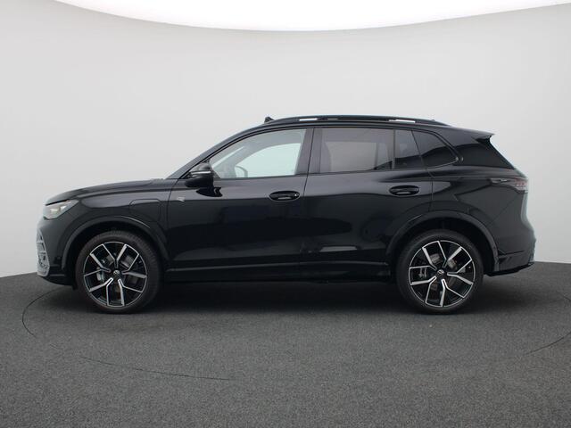 Volkswagen TIGUAN 1.5 eHybrid R-Line Edition 272PK DSG matrix led, trekhaak, panoramadak, 360gr. camera, keyless, stuur-stoelverwarming, adaptive cruise, side assist, 20" lichtmetaal