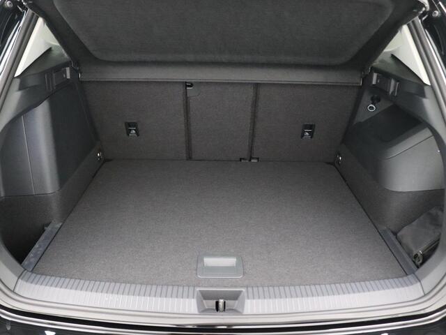 Volkswagen TIGUAN 1.5 eHybrid Life Edition 204PK DSG Trekhaak, Voorruitverwarming, Elektr. Achterklep, Side Assist, Navi via Apple Carplay/Android Auto, Achteruitrijcamera, Winterpakket Plus, 18" LM Velgen