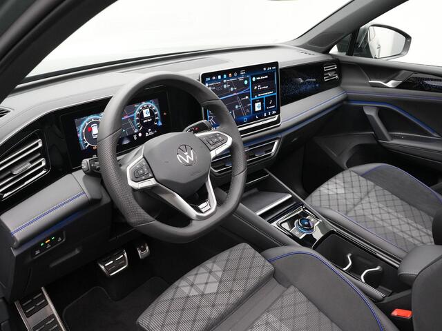Volkswagen TIGUAN 1.5 eTSI R-Line Business | Rondomzicht camera | Trekhaak | Panoramadak | IQ Light | 20 inch