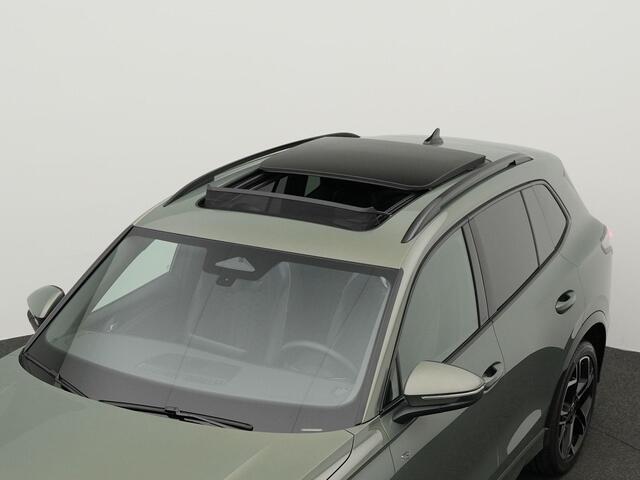 Volkswagen TIGUAN 1.5 eTSI R-Line Business | Rondomzicht camera | Trekhaak | Panoramadak | IQ Light | 20 inch