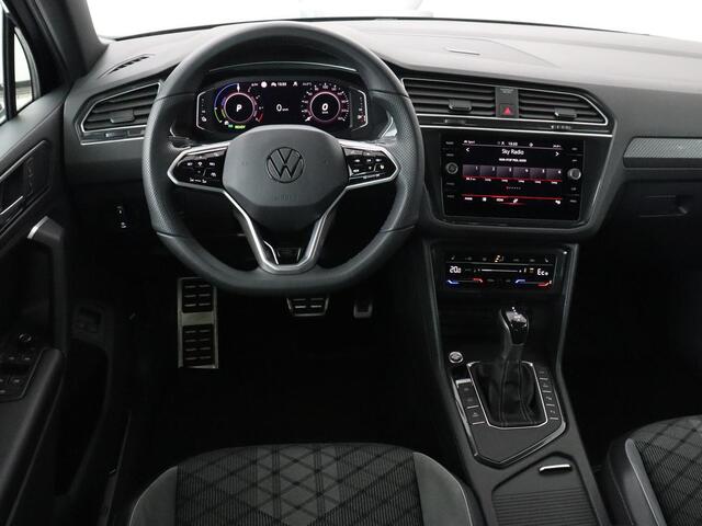 Volkswagen TIGUAN 1.4 TSI eHybrid R-Line | Stoelverwarming | Trekhaak | Camera | Adaptive cruise | Stuurverwarming | Matrix LED | Carplay | Virtual Cockpit | Navigatie | PHEV