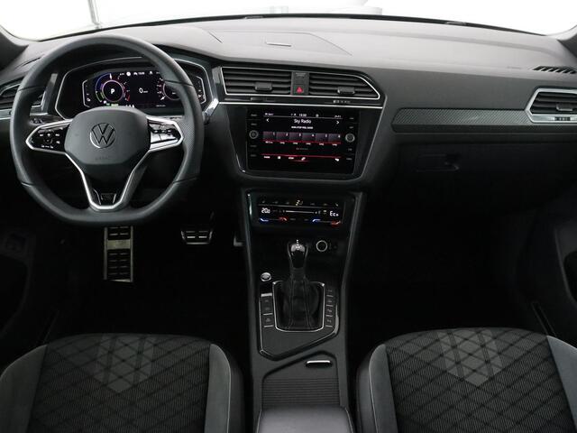 Volkswagen TIGUAN 1.4 TSI eHybrid R-Line | Stoelverwarming | Trekhaak | Camera | Adaptive cruise | Stuurverwarming | Matrix LED | Carplay | Virtual Cockpit | Navigatie | PHEV