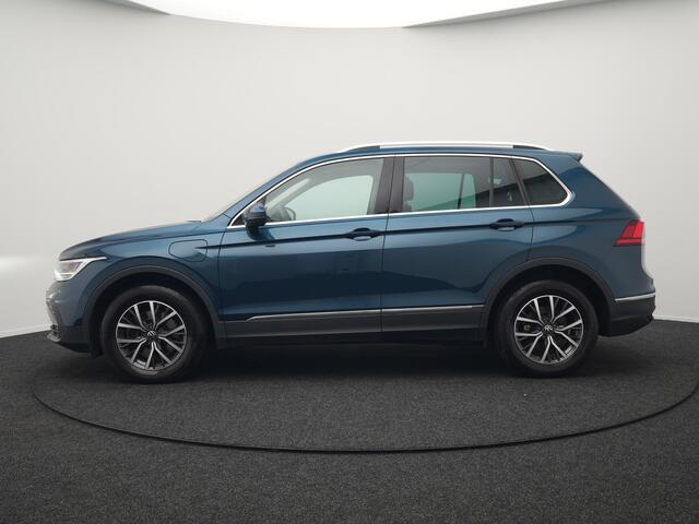 Volkswagen TIGUAN 1.4 TSI eHybrid Life Plug In Hybrid 245pk Dealer O.H PHEV | Trekhaak Af Fabriek | Panodak | Adaptive Cruise | Camera | Sportstoelen Verwarmd | Navigatie | Stuurverwarming | Virtual | DAB |