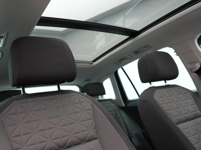 Volkswagen TIGUAN 1.4 TSI eHybrid Life Plug In Hybrid 245pk Dealer O.H PHEV | Trekhaak Af Fabriek | Panodak | Adaptive Cruise | Camera | Sportstoelen Verwarmd | Navigatie | Stuurverwarming | Virtual | DAB |