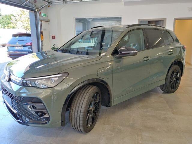 Volkswagen TIGUAN 1.5 TSI R-LINE 272 PK E-HYBRID PANO-DAK/TREKHAAK/DCC/HUD/CAMERA