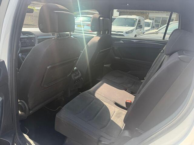 Volkswagen TIGUAN Allspace 1.5 TSI Highline R-line, 7-Persoons, Trekhaak Draaibaar, Panoramadak, Virtual Cockpit,