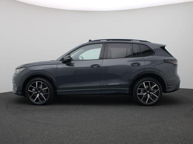 Volkswagen TIGUAN 1.5 eHybrid R-Line Edition 272PK DSG black style, matrix led, trekhaak, panoramadak, 360gr. camera, keyless, stuur-stoelverwarming, adaptive cruise, side assist, 20" lichtmetaal