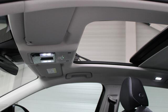 Volkswagen TIGUAN 1.5 eTSI Life Edition DSG Panoramadak | IQ-Light | Navigatie | Trekhaak | Standkachel