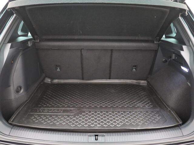 Volkswagen TIGUAN 1.4 TSI eHybrid R-Line Business 245PK DSG Trekhaak, Achterruitrijamera, Elektr. Achterklep, Virtual Cockpit, Matrix-LED Verlichting, Adaptieve Cruise Control, Side Assist, Stuur- en Stoelverwarming, Park Assist, 19" LM Velgen