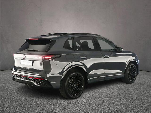 Volkswagen TIGUAN R-Line Edition 1.5 TSI eHybrid 272pk DSG Automaat Trekhaak, Panoramadak, Black Style, 360 camera, Adaptive cruise control, Elektrische achterklep