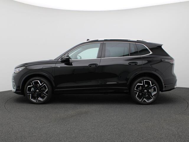 Volkswagen TIGUAN 1.5 eHybrid R-Line Edition 272PK DSG Trekhaak, Lederen bekleding, Massage, Ventilatiestoelen, Panoramadak, York 20" LMV, Navigatie, Adaptive Cruise Control, Assistentiepakket