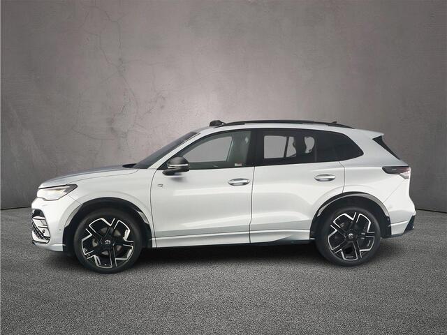 Volkswagen TIGUAN R-Line Edition 1.5 eTSI 150pk DSG Automaat Trekhaak, Panoramadak, Black Style, 360 camera, Elektrische achterklep, Adaptive cruise control