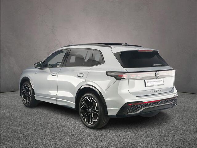 Volkswagen TIGUAN R-Line Edition 1.5 eTSI 150pk DSG Automaat Trekhaak, Panoramadak, Black Style, 360 camera, Elektrische achterklep, Adaptive cruise control