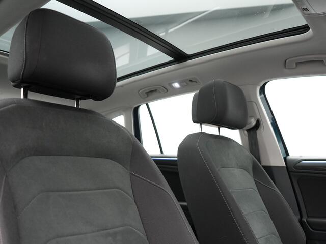 Volkswagen TIGUAN 1.4 TSI eHybrid Elegance Plug In Hybrid 245pk PHEV | Panodak | IQ Light | Adaptive Cruise | Alcantara Sportstoelen Verwarmd | Apple Carplay | Sfeerverlichting | Stuur Verwarmd | Navigatie | Virtual | DAB |