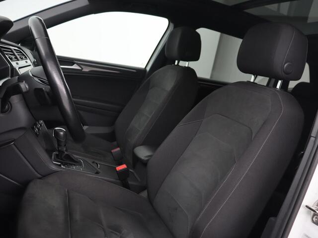 Volkswagen TIGUAN Allspace 1.5 TSI R Line 7-Persoons | Panoramadak | Stoelverwarming | Trekhaak | Massage | Keyless | 19'' | Camera | Carplay | Adaptive cruise | Full LED | Navigatie