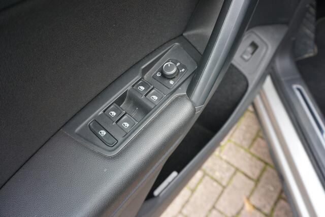 Volkswagen TIGUAN 2.0 TDI DSG 4Motion Highline R-Line Trekhaak | Camera |Stoelverw. | Blis * All in prijs *