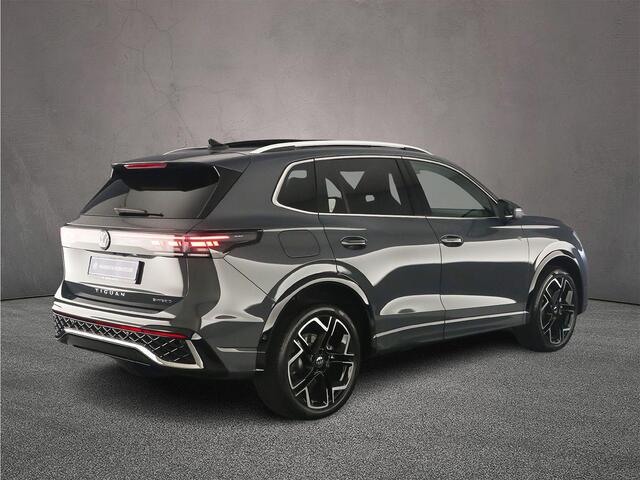 Volkswagen TIGUAN R-Line Edition 1.5 TSI eHybrid 272pk DSG Automaat Trekhaak, Panoramadak, Adaptive cruise control, Achteruitrijcamera