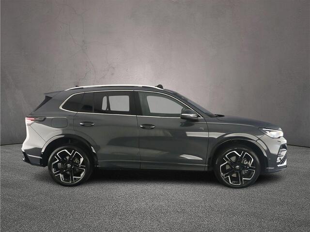 Volkswagen TIGUAN R-Line Edition 1.5 TSI eHybrid 272pk DSG Automaat Trekhaak, Panoramadak, Adaptive cruise control, Achteruitrijcamera