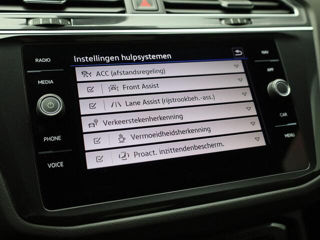 Volkswagen TIGUAN 1.5TSI/150PK R-Line Blackstyle DSG · Panoramadak · Apple/Android · Parkeersensoren + Camera