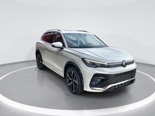 Volkswagen TIGUAN 1.5 eHybrid 272pk DSG R-Line Edition · Panoramadak · Camera · Stuur- & Stoelverwarming · Inklap. Trekhaak · Massagefunctie Bestuurdersstoel · Garantie t/m 10-04-2030 of 100.000km