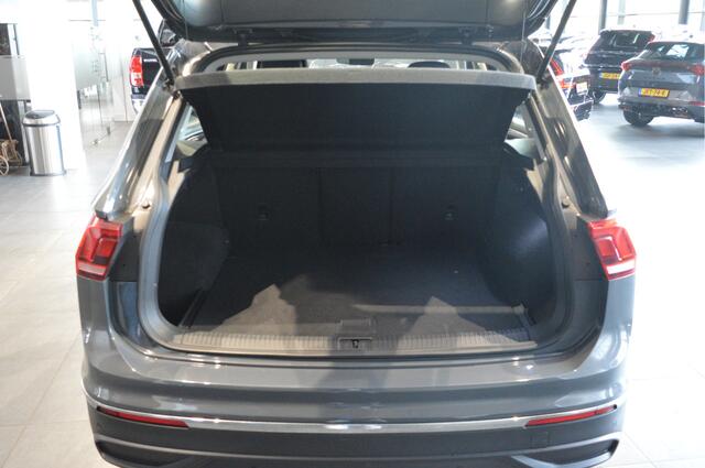 Volkswagen TIGUAN 2.0 TDI Life navi clima camera trekhaak 17 inch 150 pk !!