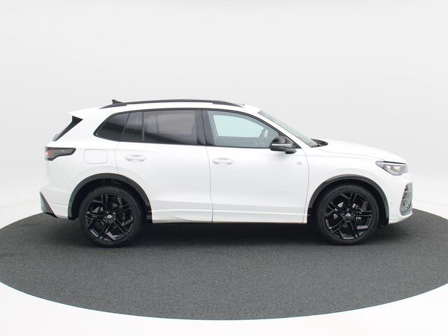 Volkswagen TIGUAN 1.5 eTSi 150 Pk Automaat R-Line Edition | Black Style | Panoramadak | Trekhaak | Harman/Kardon | Head-Up | 20 Inch | 360 Camera | Full LED | 12.814 Km!!