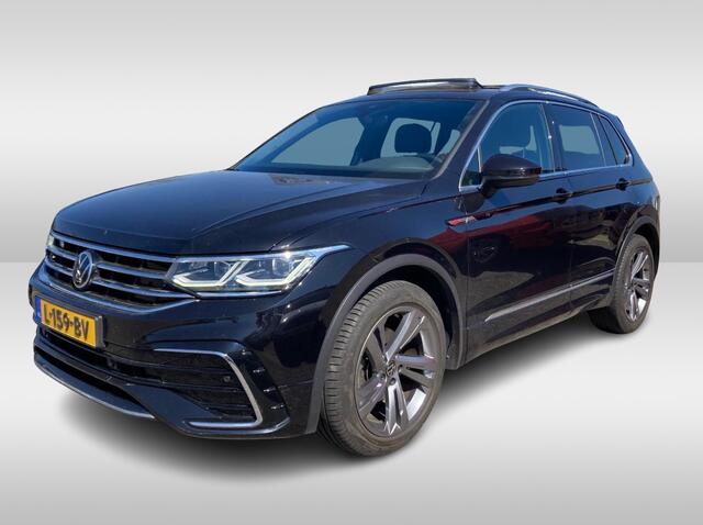 Volkswagen TIGUAN 1.5 TSI R-Line / NL Auto! / Trekhaak / Panoramadak / Camera / Keyless / 19'' / CarPlay / Navigatie / DAB / ACC