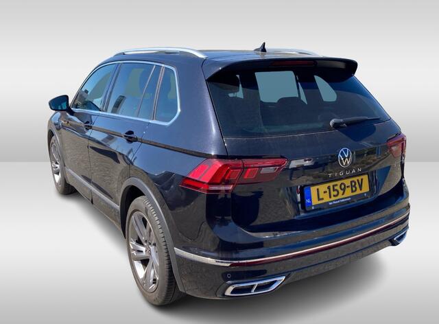 Volkswagen TIGUAN 1.5 TSI R-Line / NL Auto! / Trekhaak / Panoramadak / Camera / Keyless / 19'' / CarPlay / Navigatie / DAB / ACC
