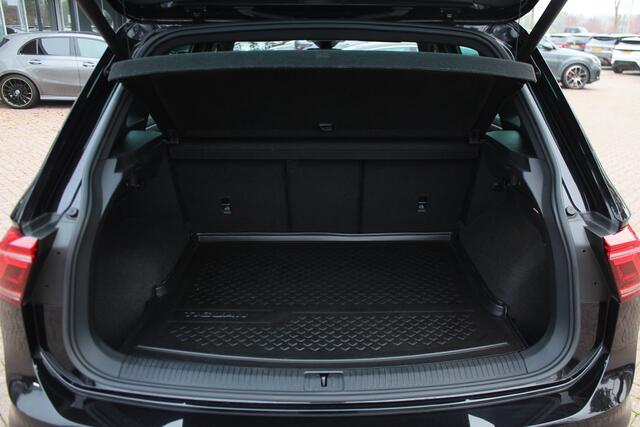 Volkswagen TIGUAN 1.5 TSI R-Line / NL Auto! / Trekhaak / Panoramadak / Camera / Keyless / 19'' / CarPlay / Navigatie / DAB / ACC