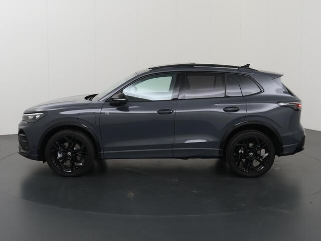 Volkswagen TIGUAN 1.5 eHybrid R-Line Edition | Nieuw Model | Panoramadak | Trekhaak | Comfortstoelen | Groot Navigatie | Ele. verstelbare stoelen | 360 Camera | DAB | Apple CarPlay/Android Auto | Adaptieve Cruise Control |