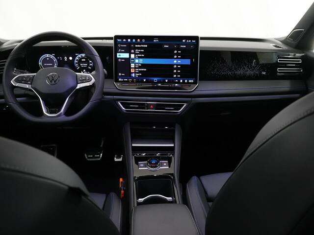 Volkswagen TIGUAN 1.5 eHybrid R-Line Edition | Nieuw Model | Panoramadak | Trekhaak | Comfortstoelen | Groot Navigatie | Ele. verstelbare stoelen | 360 Camera | DAB | Apple CarPlay/Android Auto | Adaptieve Cruise Control |
