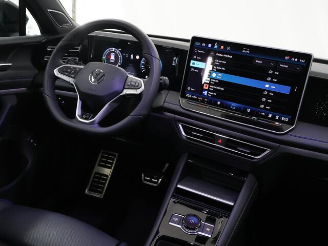 Volkswagen TIGUAN 1.5 eHybrid R-Line Edition | Nieuw Model | Panoramadak | Trekhaak | Comfortstoelen | Groot Navigatie | Ele. verstelbare stoelen | 360 Camera | DAB | Apple CarPlay/Android Auto | Adaptieve Cruise Control |