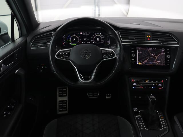 Volkswagen TIGUAN 1.4 eHybrid R Line | Panoramadak | Trekhaak | Stoelverwarming | Camera | 20'' | Park Assist | Carplay | Matrix LED | Stuurverwarming | Adaptive cruise | Navigatie | PHEV | Plug In