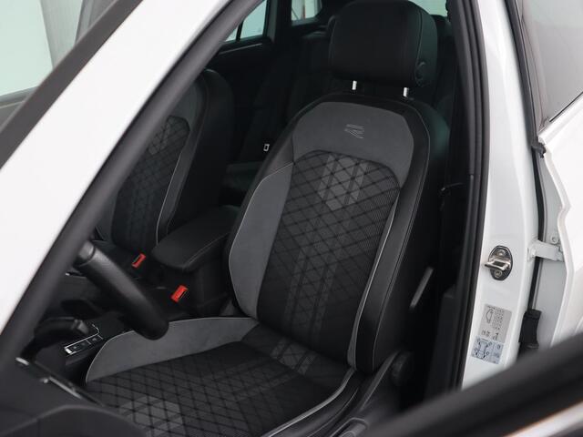 Volkswagen TIGUAN 1.4 eHybrid R Line | Panoramadak | Trekhaak | Stoelverwarming | Camera | 20'' | Park Assist | Carplay | Matrix LED | Stuurverwarming | Adaptive cruise | Navigatie | PHEV | Plug In