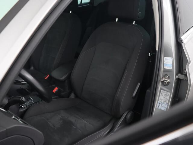 Volkswagen TIGUAN 1.4 TSI R Line | Stoelverwarming | Trekhaak | Carplay | Navigatie | Virtual Cockpit | Adaptive cruise | 19'' | Parkeerhulp | Bluetooth | Adaptief LED