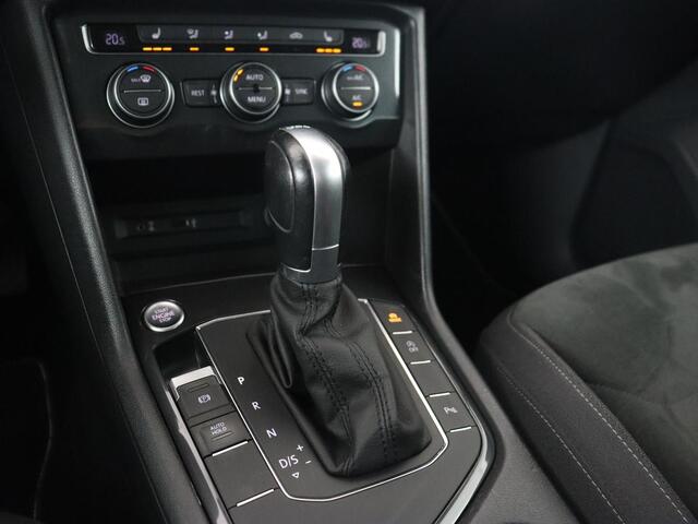 Volkswagen TIGUAN 1.4 TSI R Line | Stoelverwarming | Trekhaak | Carplay | Navigatie | Virtual Cockpit | Adaptive cruise | 19'' | Parkeerhulp | Bluetooth | Adaptief LED