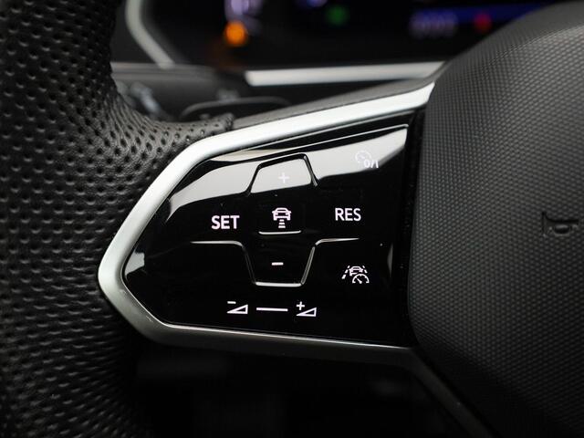 Volkswagen TIGUAN 1.5TSI/150PK R-Line Blackstyle DSG · Panoramadak · Apple/Android · Parkeersensoren + Camera