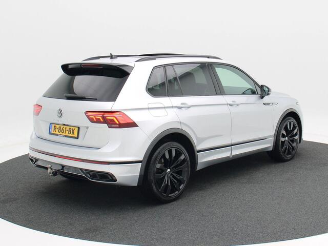 Volkswagen TIGUAN 1.5 TSi 150 Pk Automaat R-Line | Black Style | Panoramadak | Adaptive Cruise | Climate Control | Navigatie | Camera | Carplay | 20 inch | 34.670 Km!!