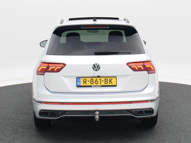 Volkswagen TIGUAN 1.5 TSi 150 Pk Automaat R-Line | Black Style | Panoramadak | Adaptive Cruise | Climate Control | Navigatie | Camera | Carplay | 20 inch | 34.670 Km!!