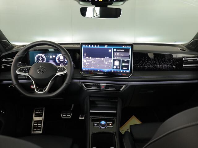 Volkswagen TIGUAN 1.5 eHybrid R-Line Edition 272 pk Automaat (DSG) | Verlengde garantie | Navigatie | Panoramadak | Trekhaak (wegklapbaar) | Parkeersensoren (Park assist) | Rondomzicht camera | Stoelverwarming v/a |